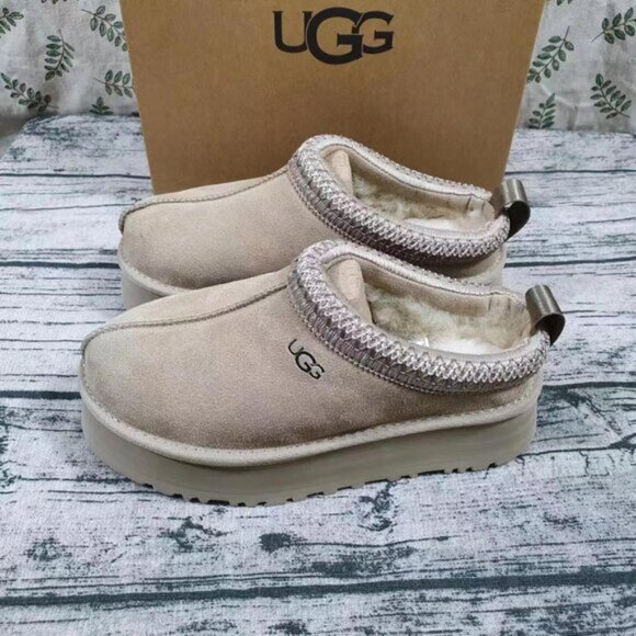 UGG Cream Platform Shoes - Picture 3 of 7